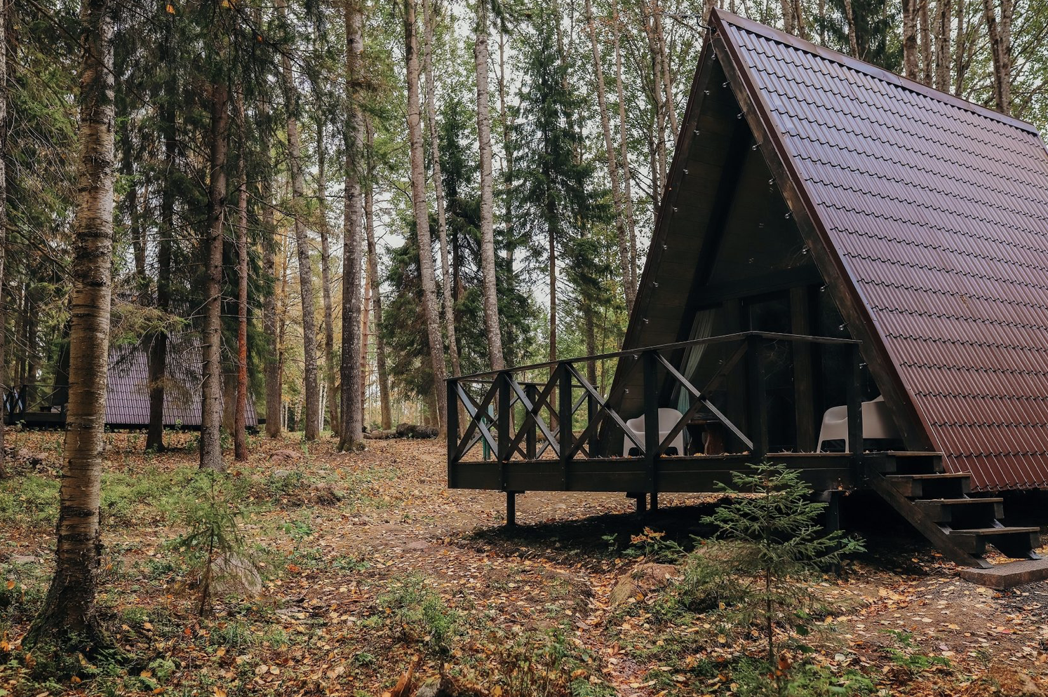 Домик для двоих на сутки. Аккала эко-Хутор. Глэмпинг в Ленинградской. Треугольный дом. Домики в лесу для отдыха.